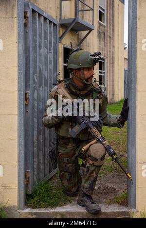 Ein niederländischer Marine mit Marine Squadron Carib stellt Sicherheit während eines Trainings für Bewegung auf urbanem Gelände (MOUT), Camp Lejeune, N.C., 31. März 2022. Diese Marines führten Trainingsszenarien durch, um ihre Fähigkeiten und Koordination in einem städtischen Umfeld zu verbessern und gleichzeitig zur Interdependenz mit Verbündeten und Partnern beizutragen. Camp Lejeune, niederländische Marines, MOUT, Marine Squadron Carib, Marines, Stockfoto