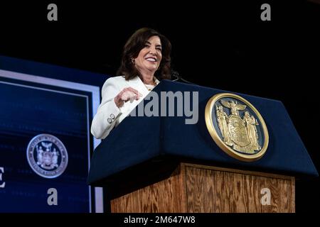 Albany, Usa. 01. Januar 2023. Gouverneur Kathy Hochul hält am 1. Januar 2023 im Empire State Plaza Convention Center in Albany während der Einweihungszeremonie für New Yorker Staatsbeamte eine Rede. Gouverneur Kathy Hochul wurde als erste weibliche Gouverneurin des Staates New York für die volle Amtszeit vereidigt. (Foto: Lev Radin/Pacific Press) Kredit: Pacific Press Media Production Corp./Alamy Live News Stockfoto