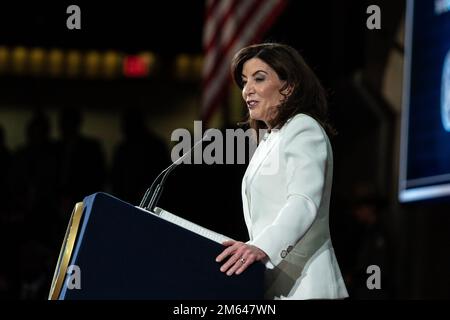 Albany, Usa. 01. Januar 2023. Gouverneur Kathy Hochul hält am 1. Januar 2023 im Empire State Plaza Convention Center in Albany während der Einweihungszeremonie für New Yorker Staatsbeamte eine Rede. Gouverneur Kathy Hochul wurde als erste weibliche Gouverneurin des Staates New York für die volle Amtszeit vereidigt. (Foto: Lev Radin/Pacific Press) Kredit: Pacific Press Media Production Corp./Alamy Live News Stockfoto