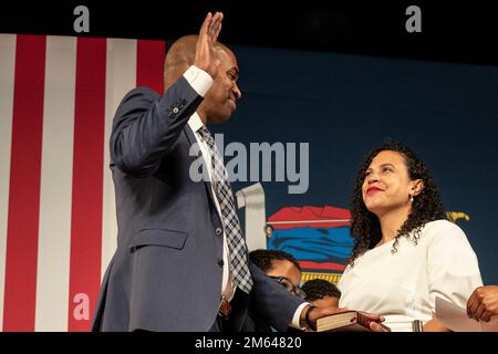 Albany, Usa. 01. Januar 2023. Antonio Delgado wurde von Kongressabgeordneter Ritchie Torres während der Einweihungszeremonie für New Yorker Staatsbeamte im Empire State Plaza Convention Center in Albany zum Vizegouverneur ernannt. Gouverneur Kathy Hochul wurde als erste weibliche Gouverneurin des Staates New York für die volle Amtszeit vereidigt. (Foto: Lev Radin/Pacific Press) Kredit: Pacific Press Media Production Corp./Alamy Live News Stockfoto