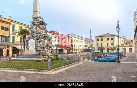 Alter Hafen der kleinen und malerischen Stadt Lazise am Gardasee in der Wintersaison. Lazise, Provinz Verona, Norditalien, Europa Stockfoto