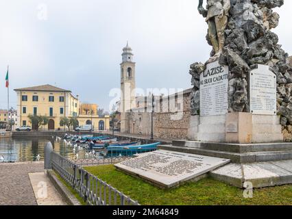 Hafen von Lazise am Gardasee mit der Kirche San Nicolò, Lazise, Provinz Verona, Norditalien, Europa Stockfoto