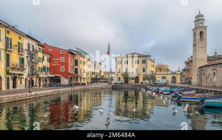 Hafen von Lazise am Gardasee mit der Kirche San Nicolò, Lazise, Provinz Verona, Norditalien, Europa Stockfoto