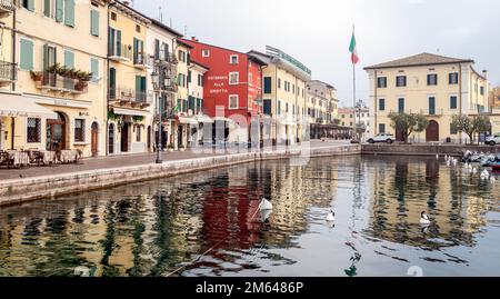 Alter Hafen der kleinen und malerischen Stadt Lazise am Gardasee in der Wintersaison. Lazise, Provinz Verona, Norditalien - Europa Stockfoto