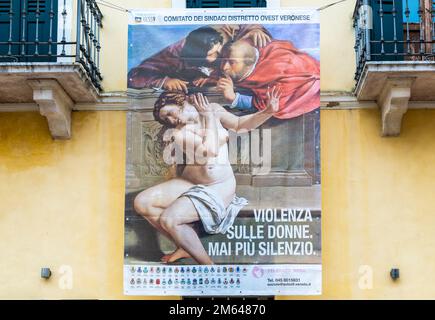 Poster gegen Gewalt gegen Frauen an der Fassade des Gebäudes in der Stadt Lazise am Gardasee, Provinz Verona, Region Veneto, Italien Stockfoto