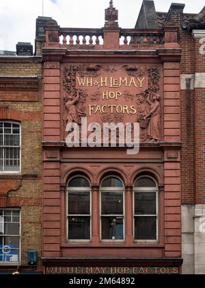 LONDON, Großbritannien - 21. SEPTEMBER 2018: Außenansicht des ehemaligen Gebäudes von William Henry und Herbert Le May, Hop Factors - Gebäude der Kategorie II Stockfoto