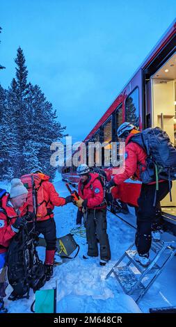 Ehrenamtlich bei der Such- und Rettungsmission El Paso County am Zahnrad der Broadmoor Manitou und Pikes Peak Cog Railway nach einer Such- und Rettungsmission vom 30. März. Chief Warrant Officer 2 Erik Mohr mit 52. Brigadeingenieurbattalion, 2. Stryker Brigade Combat Team, 4. Infanterieabteilung half bei der Suche nach Michael Ransom als Freiwilliger bei der EPCSR. Stockfoto