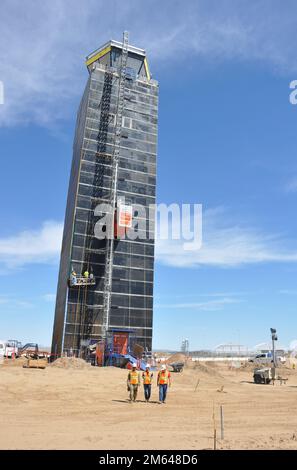 Oberstleutnant Patrickson Toussaint, USA Army Corps of Engineers kommandiert Sergeant Major, trifft sich mit dem Team des High Desert Area Office des Bezirks LA und besucht am 30. März eine Baustelle für den Flugverkehrskontrollturm in Palmdale, Kalifornien. Toussaint überreichte drei hervorragende Mitarbeiter des Corps Münzen, bevor er zu einem anderen Projektstandort des Bezirks auf der Vandenberg-Raumstreitkräfte-Basis reiste. Toussaint, der 14. Oberfeldwebel der Organisation, ist mit der Beratung von Führungskräften auf allen Ebenen von Bedenken und Best Practices im gesamten Unternehmen beauftragt. Stockfoto