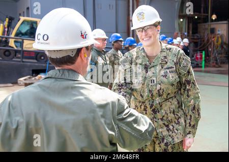 NEWPORT NEWS, VA (30. März 2022) USA Lieutenant Marisa St. Clair, dem Flugzeugträger Pre-Commissioning Unit (PCU) John F. Kennedy (CVN 79) zugewiesen, erhält während einer Abschiedszeremonie an Bord des Schiffes einen Händedruck von Captain Todd Marzano, kommandierender Offizier. Kennedy ist der zweite Flugzeugträger der Ford-Klasse und befindet sich in der Huntington Ingalls Industries Newport News Shipyard im Bau. Stockfoto