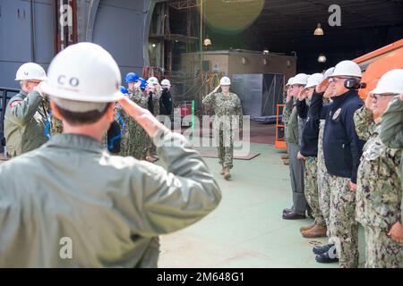 NEWPORT NEWS, VA (30. März 2022) USA Lieutenant Marisa St. Clair, dem Flugzeugträger Pre-Commissioning Unit (PCU) John F. Kennedy (CVN 79) zugewiesen, erhält einen Abschiedsgruß von Captain Todd Marzano , kommandierendem Offizier, während einer Abschiedszeremonie an Bord des Schiffes. John F. Kennedy ist der zweite Flugzeugträger der Ford-Klasse und befindet sich in der Huntington Ingalls Industries Newport News Shipyard im Bau. Stockfoto