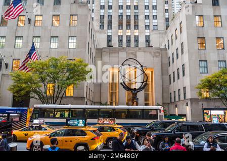 Eine Art déco-Skulptur mit dem Greek god Atlas, die in mehreren Filmen auf der geschäftigen 5. Avenue in New York City, USA, gezeigt wurde Stockfoto