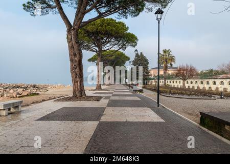 Am Ufer des Gardasees der malerischen Stadt Lazise am Gardasee in der Wintersaison - Provinz Verona, Norditalien, Europa Stockfoto