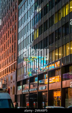 Wolkenkratzer auf der 6. Avenue mit West 50. Street, New York City, USA Stockfoto