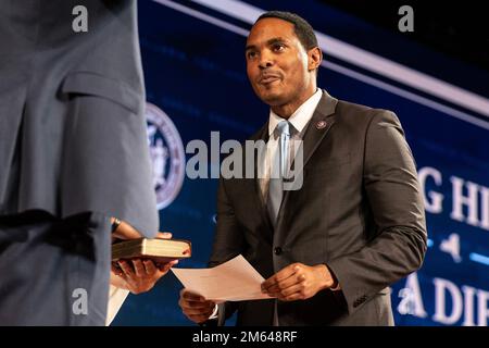 1. Januar 2023, Albany, New York, USA: Kongressabgeordnete Ritchie Torres schwört auf Lieutenant Governor Antonio Delgado während der Amtseinführungszeremonie für New Yorker Beamte im Empire State Plaza Convention Center in Albany. Gouverneur Kathy Hochul wurde als erste weibliche Gouverneurin des Staates New York für die volle Amtszeit vereidigt. (Kreditbild: © Fotograf Lev Radin/Pacific Press via ZUMA Press Wire) Stockfoto