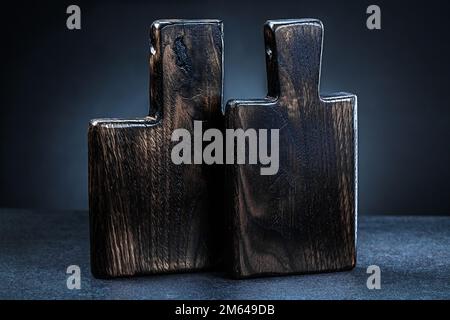 Klassische Holzbretter auf dunkelgrauem Hintergrund Stockfoto