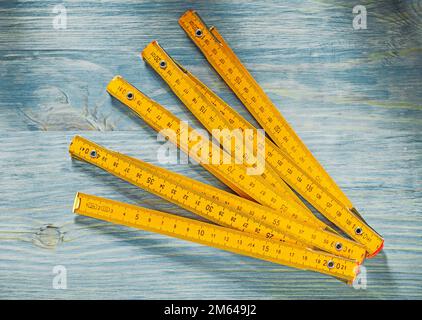 Holzmessgerät auf altem Holzbrett direkt über dem Baukonzept. Stockfoto