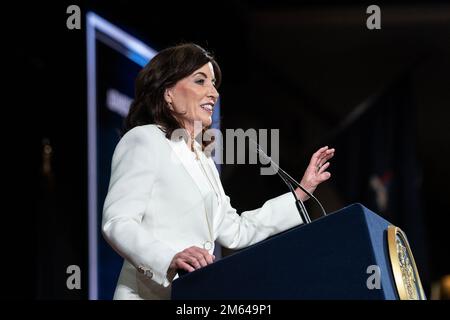 Albany, New York, USA. 1. Januar 2023. Gouverneur Kathy Hochul hält am 1. Januar 2023 im Empire State Plaza Convention Center in Albany während der Einweihungszeremonie für New Yorker Staatsbeamte eine Rede. Gouverneur Kathy Hochul wurde als erste weibliche Gouverneurin des Staates New York für die volle Amtszeit vereidigt. (Kreditbild: © Fotograf Lev Radin/Pacific Press via ZUMA Press Wire) Stockfoto