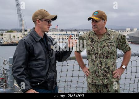 SAN DIEGO (31. März 2022) – Vizeadmiral Roy Kitchener, Befehlshaber der Marine Surface Force, USA Pacific Fleet, richtig, spricht mit LT. Commander. Scott Margolis, Einsatzoffizier an Bord des Schiffs USS Princeton (CG 59) der Ticonderoga-Klasse. Während des Besuchs bewertete Kitchener den aktuellen Stand der Bereitschaft von Princeton und traf sich mit Seeleuten. Stockfoto