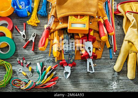 Sehr großer Satz elektrischer Werkzeuge auf altem Holzhintergrund Stockfoto