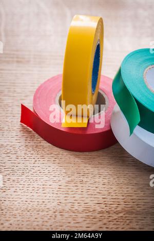 Vertikale Sichtrollen von Isolierband auf Holzbretterbaukonzept Stockfoto