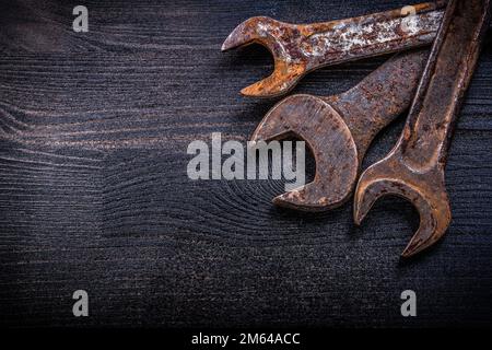 Vintage Grunge-Maulschlüssel auf Holzplatten-Baukonzept. Stockfoto