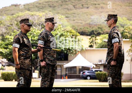 USA Marinekorps, Hauptquartier, Marinekorps, Hauptquartier, Marinekorps, Hawaii, Hauptquartier, Hauptquartier, Hauptquartier, Matthew Kidder, Mitte, eingehender Sergeant Major, und Oberstleutnant Stephen McNeil, rechts, kommandierender Offizier, Hauptquartier, MCBH, Conduct a Relief and Appointment Ceremony, MCBH, 30. März 2022. Romero wurde von Kidder als Oberfeldwebel des Hauptquartierbataillons abgelöst. Stockfoto