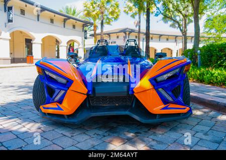 Miami Beach, Florida USA - 15. April 2021: Blauorange polaris-Schleuder, Vorderansicht niedrig angesetzt. Stockfoto