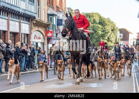 High Street, Maldon, Essex, Großbritannien. 2. Januar 2023. Die Essex with Farmers & Union Hunt führte ihre Pferde und Hunde auf der Maldon High Street zu ihrem jährlichen Sylvester-Treffen vor. Unterstützer und Action Against Foxhunting Anti-Jagd-Demonstranten nahmen an der Veranstaltung Teil Stockfoto