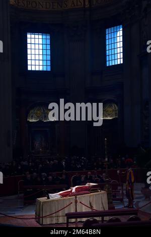 Staat Vatikanstadt, . 02. Januar 2023. Die Leiche des verstorbenen Papstes Emeritus Benedict XVI liegt im Bundesstaat St. Petersdom im Vatikan, Montag, 2. Januar 2023. Kredit: dpa/Alamy Live News Stockfoto