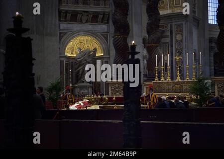 Staat Vatikanstadt, . 02. Januar 2023. Die Leiche des verstorbenen Papstes Emeritus Benedict XVI liegt im Bundesstaat St. Petersdom im Vatikan, Montag, 2. Januar 2023. Kredit: dpa/Alamy Live News Stockfoto