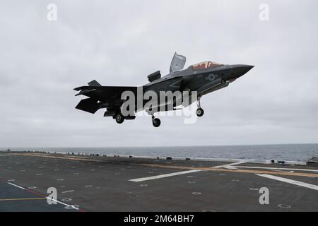 220331-N-CM110-1041 PAZIFIK (31. März 2022) – ein an das Marine Operational Test and Evaluation Squadron (VMX) 1 angebrachtes F-35B Lightning II-Flugzeug landet an Bord des Amphibienschiffs USS Tripoli (LHA 7), 31. März. Die VMX-1 wird als Teil der USA an Bord von Tripolis gebracht Demonstration des Lightning-Trägerkonzepts des Marine Corps. Die Demonstration des Lightning Carrier Concept zeigt, dass Tripolis und andere amphibische Angriffsschiffe in der Lage sind, als feste Trägerplattformen zu arbeiten, die in der Lage sind, Kurzstartflugzeuge der fünften Generation/vertikale Landungsflugzeuge überall dort einzusetzen, wo sie benötigt werden. Stockfoto