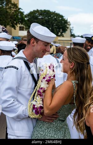 220331-N-KB401-1218 JOINT BASE PEARL HARBOR-HICKAM (31. MÄRZ 2022) -- Machinist's Mate (Nuclear) 1. Class Adam Kranbuhl aus Cincinnati, Ohio, dem Schnellangriff-U-Boot USS Missouri (SSN 780) der Virginia-Klasse zugeteilt, trifft sich mit seiner Frau wieder, nachdem das Boot nach dem Einsatz im Zuständigkeitsbereich der 7.-Flotte zur Joint Base Pearl Harbor-Hickam zurückkehrt. Missouri führte während des verlängerten, siebenmonatigen Indo-Pacific-Einsatzes ein ganzes Spektrum von Operationen durch, einschließlich U-Boot- und oberflächenabwehren Kriegsführung. Stockfoto