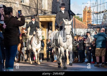 Silver Street, Maldon, Essex, Großbritannien. 2. Januar 2023. Die Essex with Farmers & Union Hunt führte ihre Pferde und Hunde auf der Maldon High Street zu ihrem jährlichen Sylvester-Treffen vor. Unterstützer und Action Against Foxhunting Anti-Jagd-Demonstranten nahmen an der Veranstaltung Teil Stockfoto