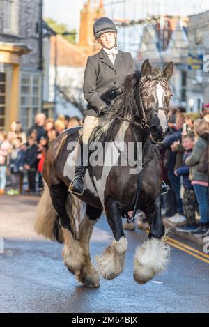 Silver Street, Maldon, Essex, Großbritannien. 2. Januar 2023. Die Essex with Farmers & Union Hunt führte ihre Pferde und Hunde auf der Maldon High Street zu ihrem jährlichen Sylvester-Treffen vor. Unterstützer und Action Against Foxhunting Anti-Jagd-Demonstranten nahmen an der Veranstaltung Teil Stockfoto