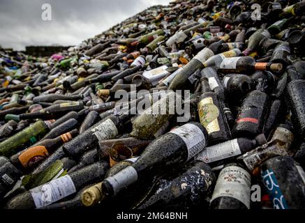 EMMEN – Leere Flaschen bei Maltha glasrecycling, das große Mengen Glas verarbeitet. Es ist besonders geschäftig nach den Feiertagen. ANP SEM VAN DER WAL niederlande raus - belgien raus Stockfoto