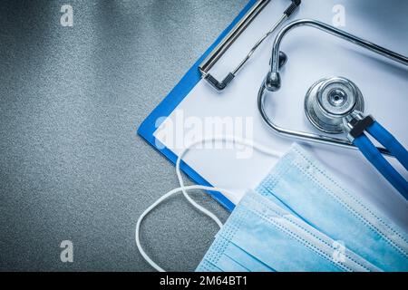 Auscultator-Clip-Board-Operationsmasken auf grauem Hintergrund. Stockfoto