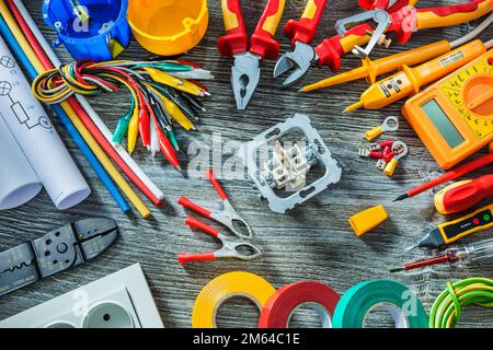 Elektrowerkzeuge auf altem Holzhintergrund Stockfoto