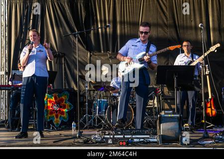 USA Air Force Band of the West's „Velocity“ tritt während der Eröffnungszeremonie der Fiesta Fiesta am 31. März 2022 im Hemisfair Park in San Antonio, Texas, auf. Fiesta Fiesta ist der offizielle Beginn der 11-tägigen jährlichen Feier mit Paraden, Ausstellungen, Musik, Unterhaltung und familienfreundlichem Spaß – alles für lokale gemeinnützige Zwecke. Stockfoto