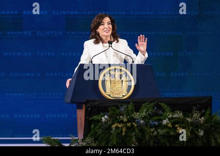 1. Januar 2023, Albany, New York, Vereinigte Staaten: Gouverneur Kathy Hochul spricht nach dem Eid von Hazel Dukes während der Einweihungszeremonie für New Yorker Beamte im Empire State Plaza Convention Center in Albany. Gouverneur Kathy Hochul wurde als erste weibliche Gouverneurin des Staates New York für die volle Amtszeit vereidigt. (Kreditbild: © Fotograf Lev Radin/Pacific Press via ZUMA Press Wire) Stockfoto