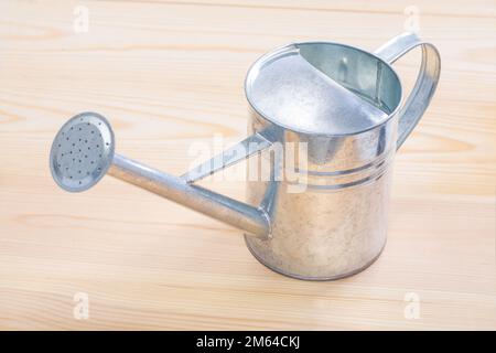 Gießkanne auf Holztisch Stockfoto