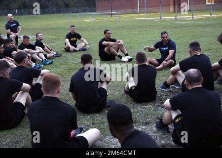 General Michael Garrett, Commander der USA Army Forces Command, veranstaltet während seines Besuchs eine Diskussion über die Führung mit Soldaten, die dem 3. Bataillon, dem 67. Rüstungsregiment, zugeteilt wurden, um die Modernisierungsfortschritte der „Spartanischen Brigade“, des 2. Bewaffneten Kampfteams, 3. Infanteriedivision in Fort Stewart, Georgia, am 31. März 2022 zu sehen. Die Spartanische Brigade ist die Spitze des Speers auf dem Gleitweg der Marne Division, um die modernste Division der USA zu werden Die Armee. Stockfoto