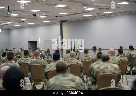 General Michael Garrett, Commander der USA Army Forces Command, spricht mit Bataillonskommandos während der Entwicklung von Führungs- und Soldierbeziehungen während seines Besuchs, um den Modernisierungsfortschritt der „Spartanischen Brigade“ zu sehen, 2. Panzerkampfteam, 3. Infanterieabteilung in Fort Stewart, Georgia, 31. März 2022. Moderne Kriegsführung findet in jedem Bereich statt, daher muss die Division sicherstellen, dass ihre Dogface-Soldaten flexibel und agil bleiben und ihre Letalität verbessern, indem sie Technologie nutzen und alle Kampffunktionen gegen die heutigen Bedrohungen integrieren. Stockfoto