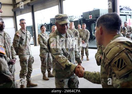 Kommandierender General der USA General Michael Garrett begrüßt Soldaten, die dem 3. Bataillon, dem 67. Rüstungsregiment zugeteilt wurden, während seines Besuchs, um den Modernisierungsfortschritt der Spartanischen Brigade zu sehen, 2. Bewaffnete Kampfeinheit, 3. Infanteriedivision in Fort Stewart, Georgia, 31. März 2022. Die Spartanische Brigade ist die Spitze des Speers auf dem Gleitweg der Marne Division, um die modernste Division der USA zu werden Die Armee. Stockfoto