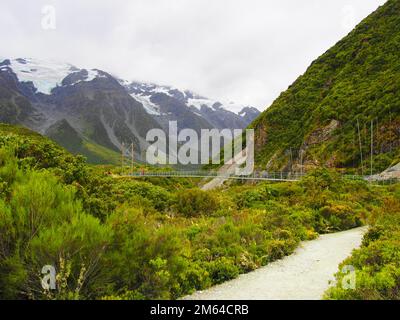 Eine Landschaft mit wunderschönen Bergen und wolkenlosem Himmel Stockfoto