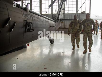 Oberstleutnant Marcus Pitts, Oberfeldwebel Major des 4. Bataillons, 3. Luftregiment, 3. Kampfluftfahrtbrigade, 3. Infanteriedivision, übergibt General Michael X. Garrett, Commander der USA Army Forces Command, eine Rundreise-Flugzeughalter während Garretts Besuch in Fort Stewart und Hunter Army Airfield, Georgia, 31. März 2022. Garrett besuchte uns, um die Modernisierungsbemühungen der 3. Infanterie-Division zu beobachten und mit Soldaten und Führern zu sprechen. Stockfoto