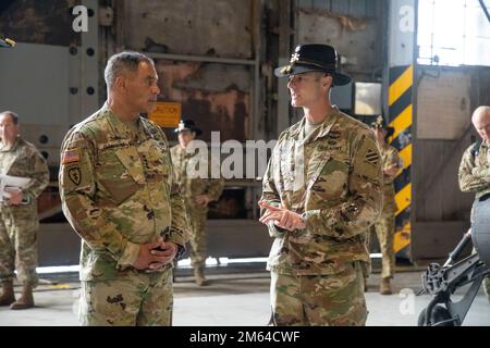 General Michael X. Garrett, Commander der USA Army Forces Command, spricht mit LT. Colonel Jeffrey Paulus, Befehlshaber der 3. Staffel, 17. Kavallerie-Regiment, 3. Kampfluftfahrt-Brigade, 3. Infanterie-Division, während Garretts Besuch in Fort Stewart und Hunter Army Airfield, Georgia, 31. März 2022. Garrett besuchte uns, um die Modernisierungsbemühungen der 3. Infanterie-Division zu beobachten und mit Soldaten und Führern zu sprechen. Stockfoto