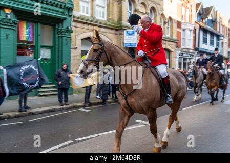 High Street, Maldon, Essex, Großbritannien. 2. Januar 2023. Die Essex with Farmers & Union Hunt führte ihre Pferde und Hunde auf der Maldon High Street zu ihrem jährlichen Sylvester-Treffen vor. Unterstützer und Action Against Foxhunting Anti-Jagd-Demonstranten nahmen an der Veranstaltung Teil Stockfoto