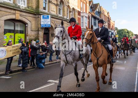 High Street, Maldon, Essex, Großbritannien. 2. Januar 2023. Die Essex with Farmers & Union Hunt führte ihre Pferde und Hunde auf der Maldon High Street zu ihrem jährlichen Sylvester-Treffen vor. Unterstützer und Action Against Foxhunting Anti-Jagd-Demonstranten nahmen an der Veranstaltung Teil Stockfoto