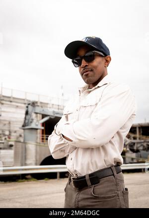 Norfolk, Va (31. März 2022) Military Sealift Command (MSC) Civil Service Mariner and Danville, Virginia, einheimische Morris Williams posiert für ein Foto auf der Joint Expeditionary Base Little Creek-Fort Story. Williams wurde kürzlich einer von MSC's neuestem Chefingenieur. Er wird an Bord des Schnelltransports USNS Puerto Rico (T-EPF 11) der Spearhead-Klasse dienen. Stockfoto