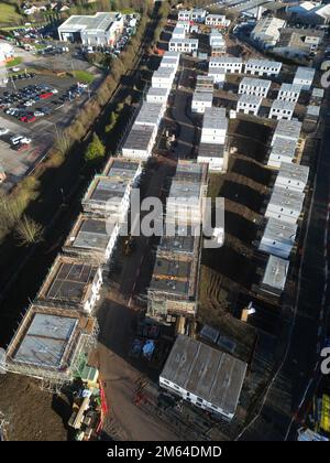 Luftaufnahme von neu gebauten modularen Häusern, die auf einem ehemaligen Industriebrachen in Hereford gebaut werden, für Stonewater von Ilke Homes im Januar 2023 Stockfoto